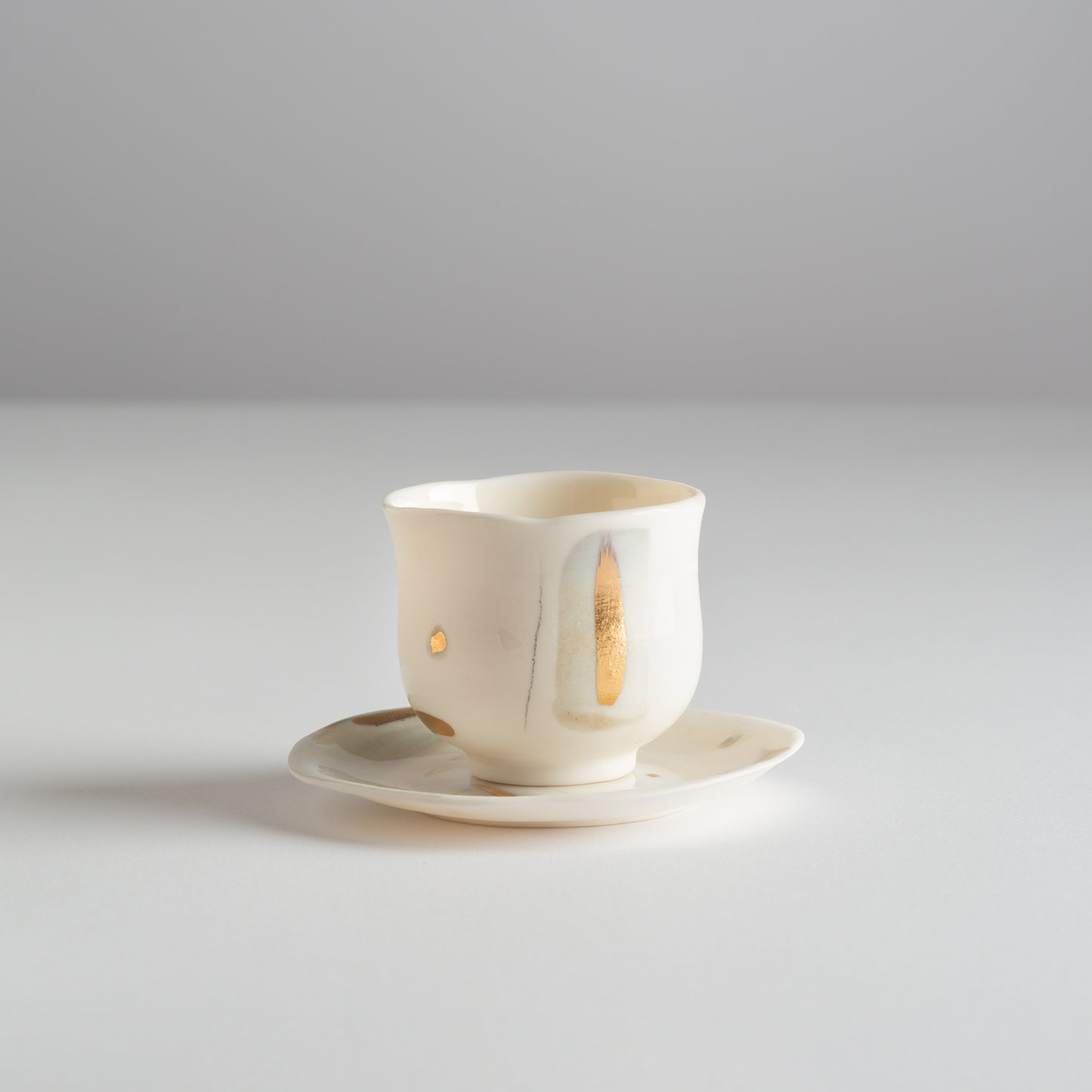 Kamelija 80ml od prozirnog porcelana sa tacnom