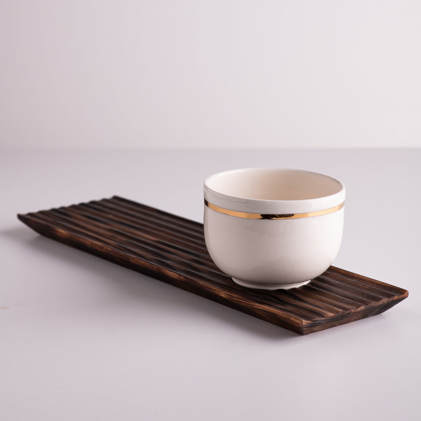 2dl cup on wooden plate