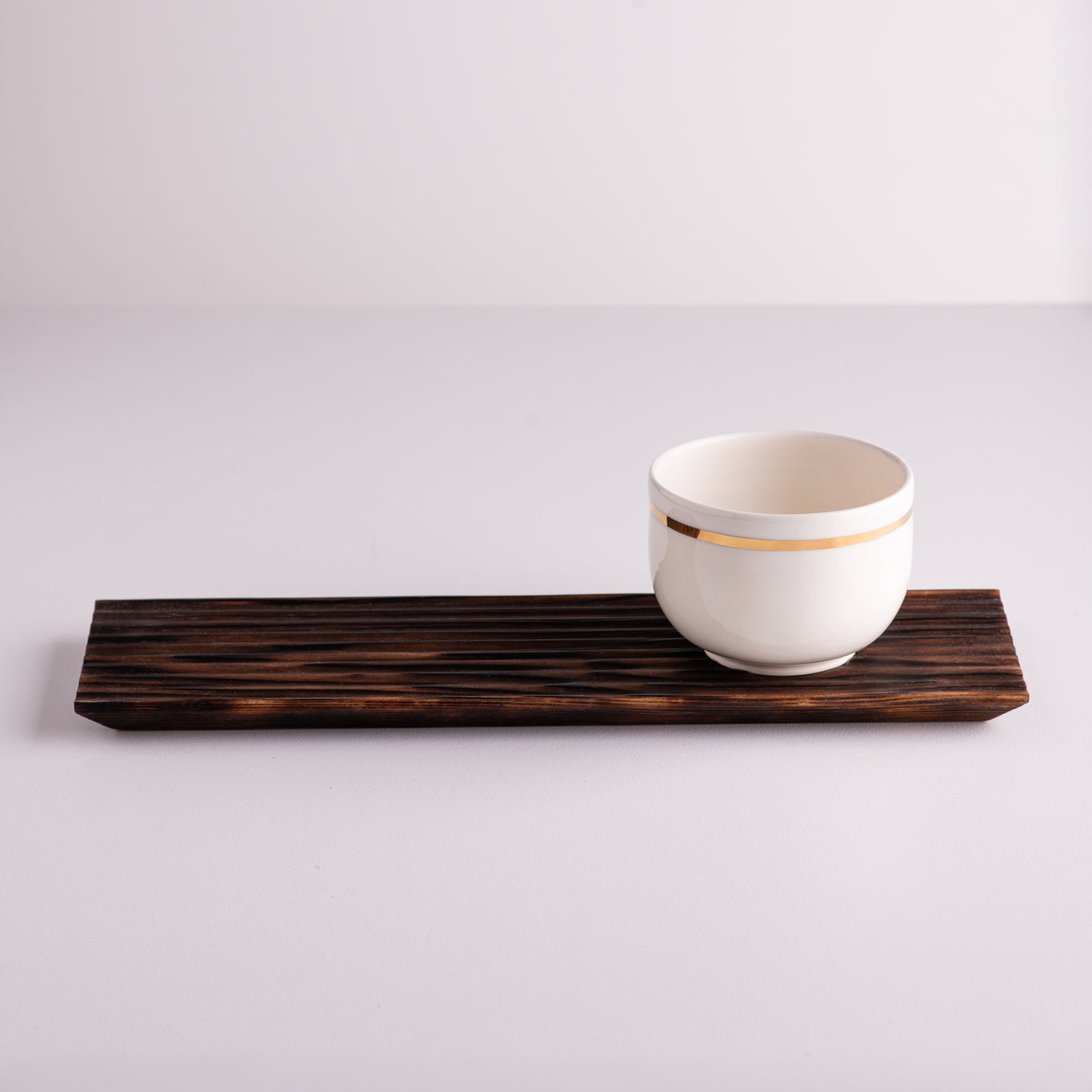 2dl cup on wooden plate
