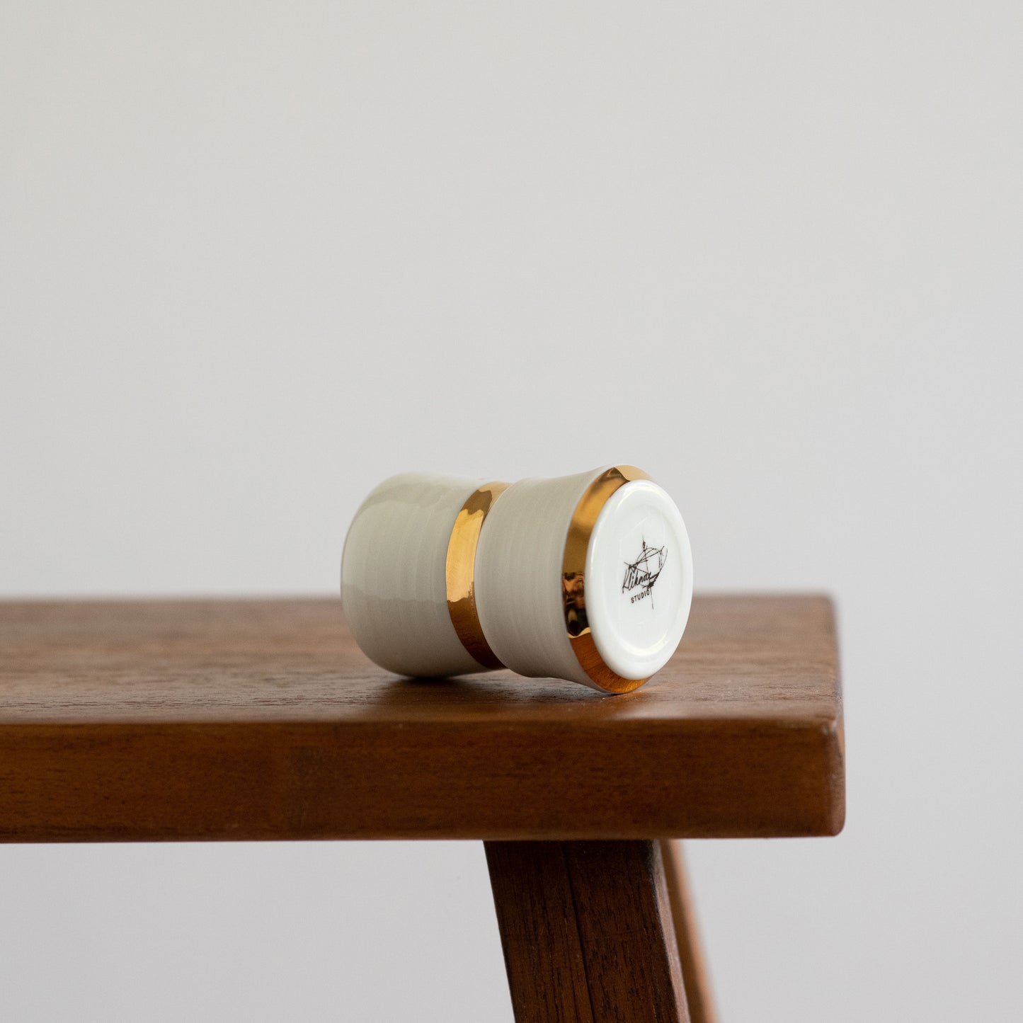 White gold 3 brush handle