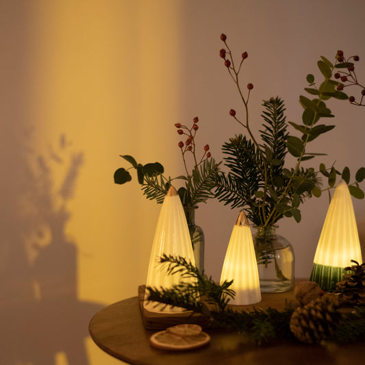 Set od dva bela porcelanska ukrasa