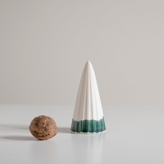 Mali zeleni porcelanski ukras